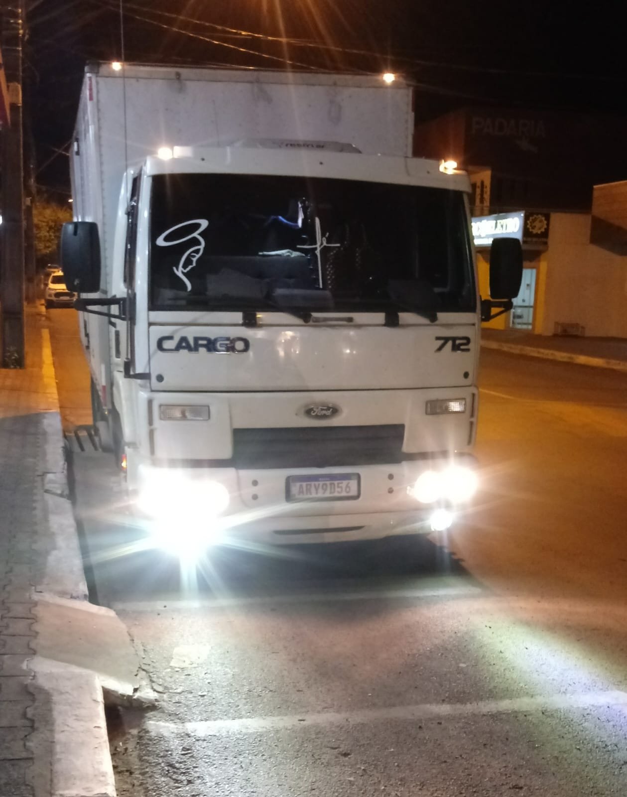 Vista frontal do caminhão da 2M Fretes e Logística